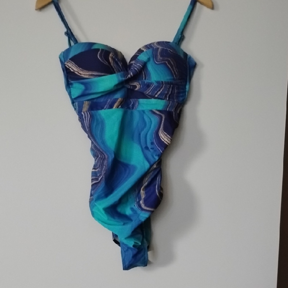🏖️ Convertible Style Women's Swimsuit, Med.
